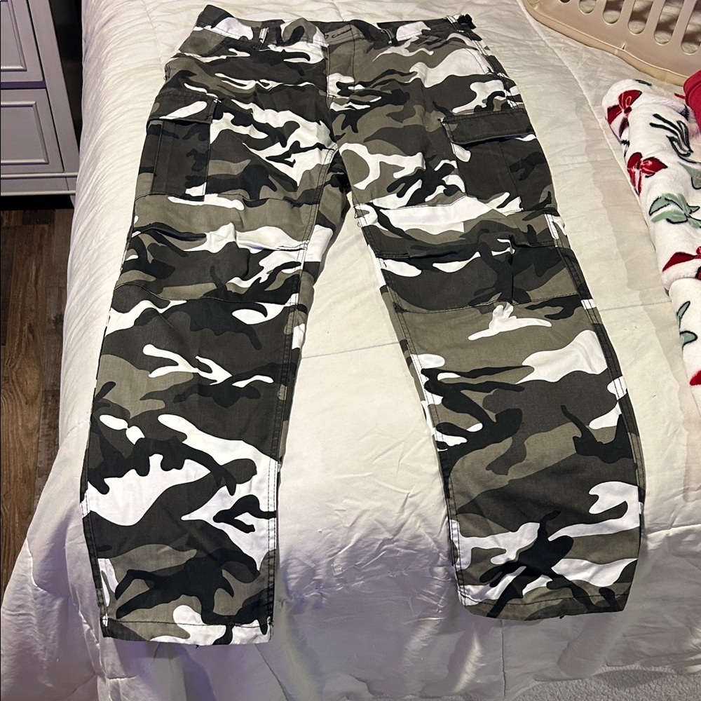 Zumiez Camouflage Cargo Pants - Green, Black, White